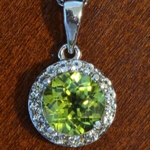 Sparkling Genuine Peridot 1,5ct in 925 Sterling Silver Necklace.